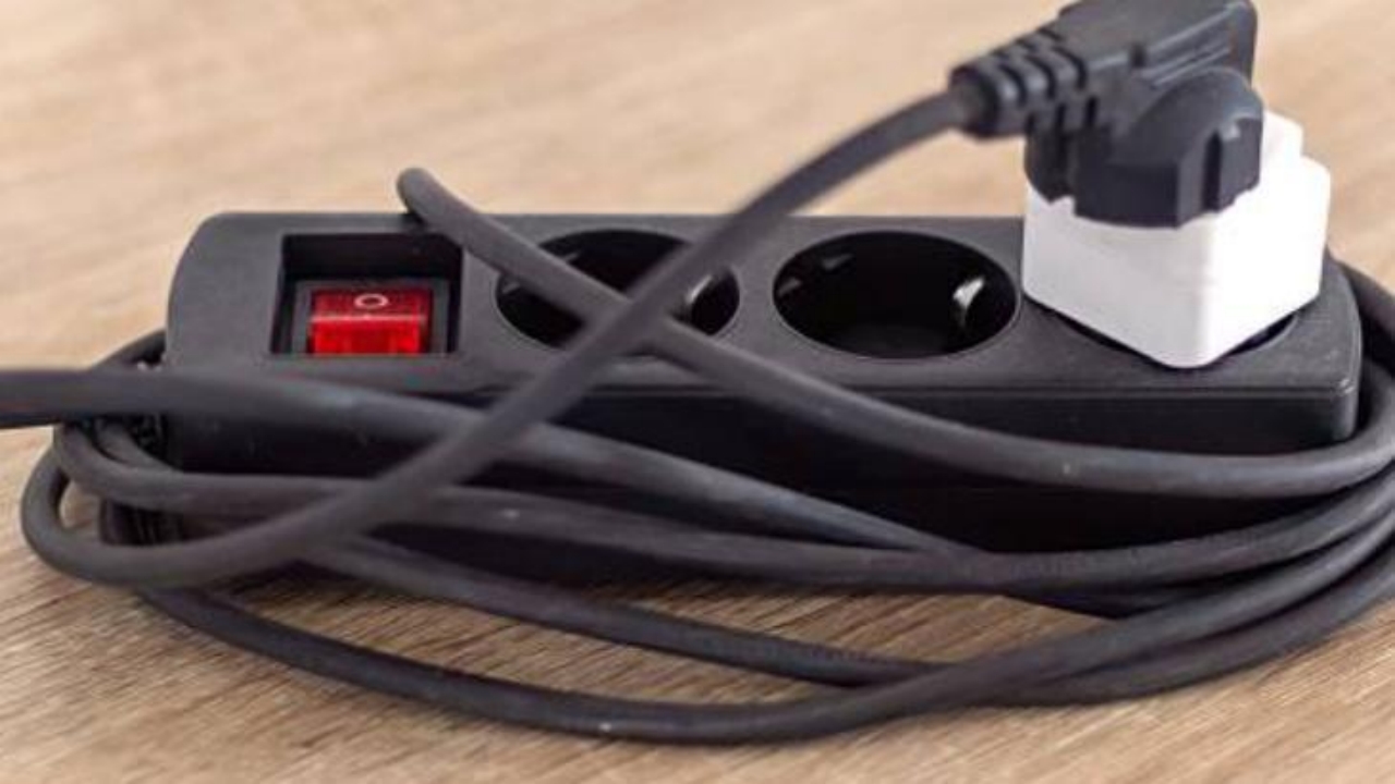 Foto - Kablo uzadıkça elektrik faturası artıyor! Üstündeki harfe bakın, enerjiyi vakumluyor