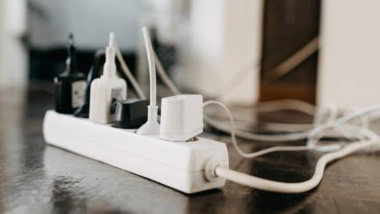 Foto - Kablo uzadıkça elektrik faturası artıyor! Üstündeki harfe bakın, enerjiyi vakumluyor