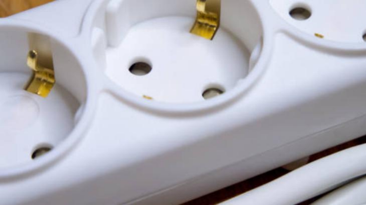 Foto - Kablo uzadıkça elektrik faturası artıyor! Üstündeki harfe bakın, enerjiyi vakumluyor