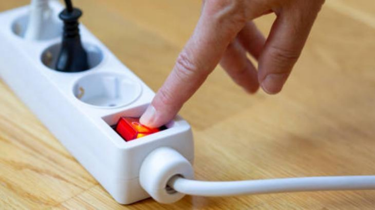 Foto - Kablo uzadıkça elektrik faturası artıyor! Üstündeki harfe bakın, enerjiyi vakumluyor