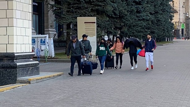 Kaçış sürüyor, Kiev’de sokaklar askerlere kaldı!