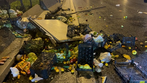 Foto - Kadıköy D-100'de, bariyerlere çarpan kamyonette bulunan meyveler yola saçıldı
