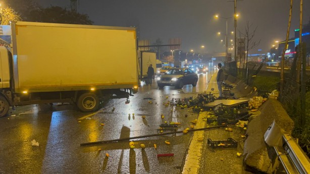 Foto - Kadıköy D-100'de, bariyerlere çarpan kamyonette bulunan meyveler yola saçıldı