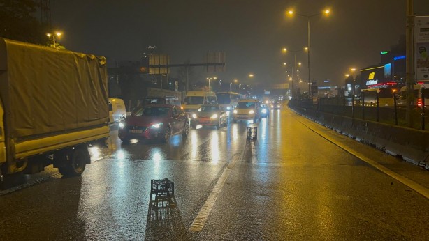 Foto - Kadıköy D-100'de, bariyerlere çarpan kamyonette bulunan meyveler yola saçıldı