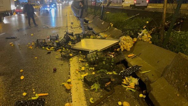 Foto - Kadıköy D-100'de, bariyerlere çarpan kamyonette bulunan meyveler yola saçıldı