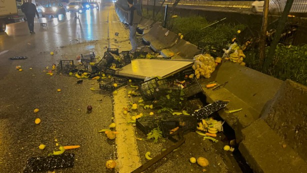 Foto - Kadıköy D-100'de, bariyerlere çarpan kamyonette bulunan meyveler yola saçıldı