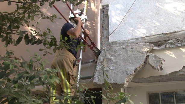Foto - Kadıköy'de 5 katlı apartmanın balkonları çöktü, mahalleli sokağa döküldü
