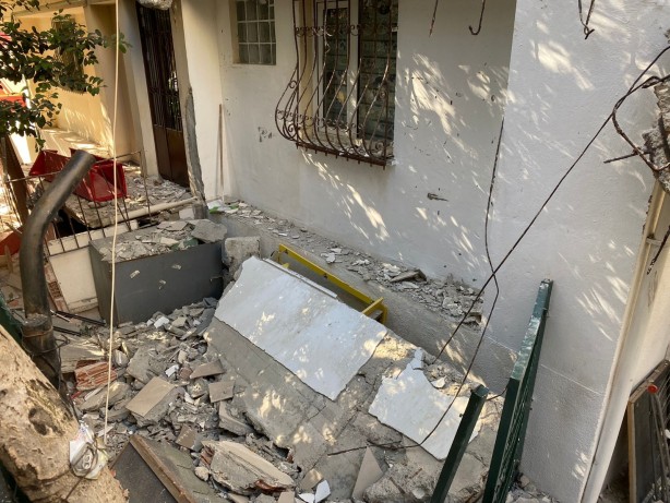 Foto - Kadıköy'de 5 katlı apartmanın balkonları çöktü, mahalleli sokağa döküldü