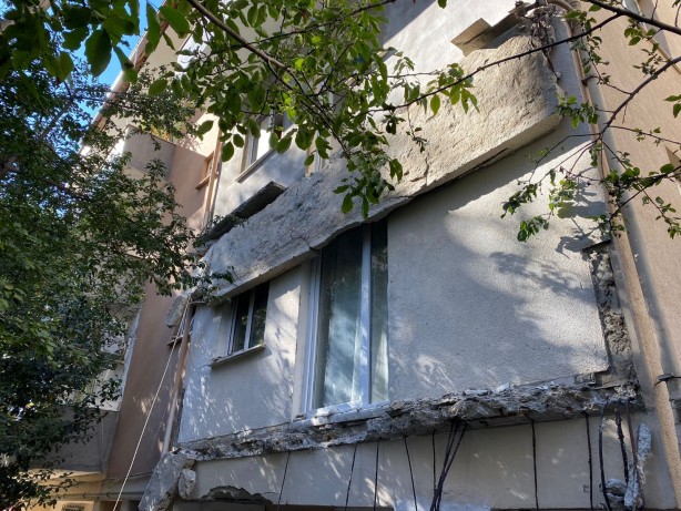 Foto - Kadıköy'de 5 katlı apartmanın balkonları çöktü, mahalleli sokağa döküldü