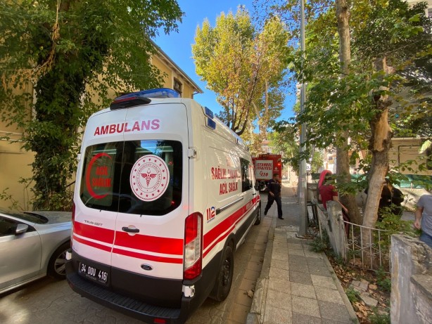 Foto - Kadıköy'de 5 katlı apartmanın balkonları çöktü, mahalleli sokağa döküldü