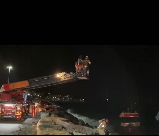 Foto - Kadıköy'de balıkçı teknesi karaya oturdu! Olay yerine ekipler sevk edildi