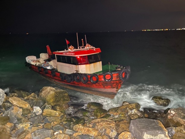 Foto - Kadıköy'de balıkçı teknesi karaya oturdu! Olay yerine ekipler sevk edildi