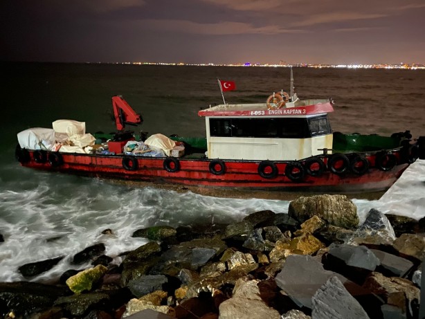 Kadıköy'de balıkçı teknesi karaya oturdu! Olay yerine ekipler sevk edildi
