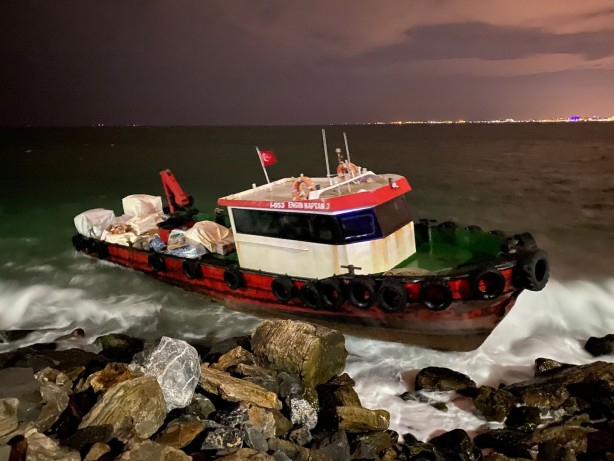 Foto - Kadıköy'de balıkçı teknesi karaya oturdu! Olay yerine ekipler sevk edildi