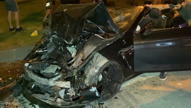 Foto - Kadıköy'de feci kaza! Otomobil, 2 araca ve İETT otobüsüne çarptı