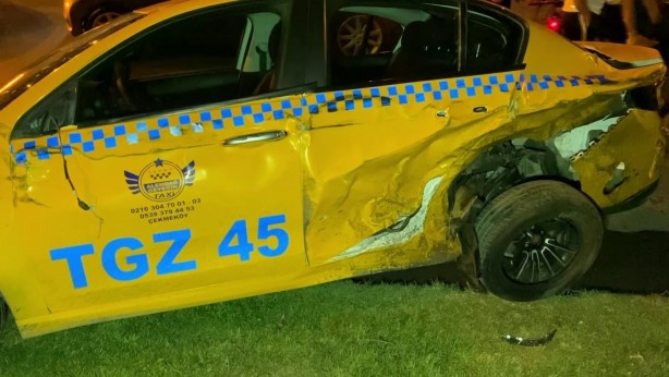 Foto - Kadıköy'de feci kaza! Otomobil, 2 araca ve İETT otobüsüne çarptı