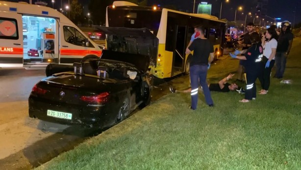 Kadıköy'de feci kaza! Otomobil, 2 araca ve İETT otobüsüne çarptı
