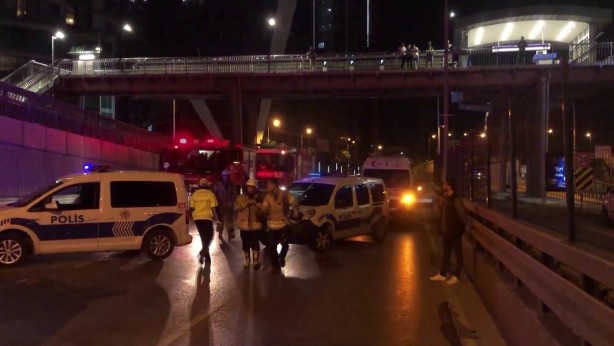 Foto - Kadıköy'de hafriyat kamyonu devrildi! Çevre yolu trafiğe kapandı