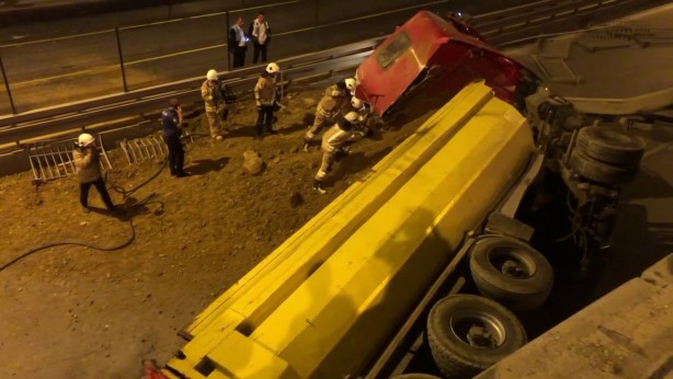 Kadıköy'de hafriyat kamyonu devrildi! Çevre yolu trafiğe kapandı