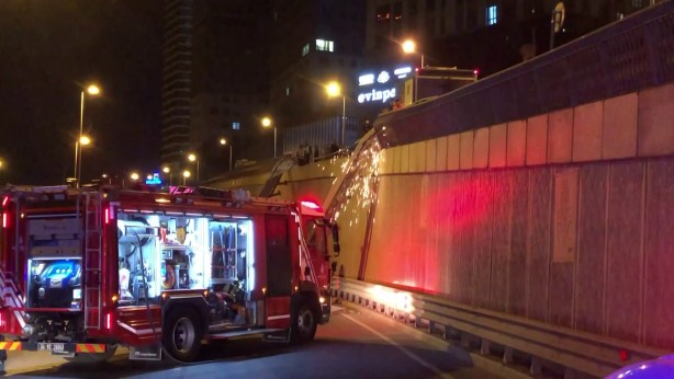 Foto - Kadıköy'de hafriyat kamyonu devrildi! Çevre yolu trafiğe kapandı