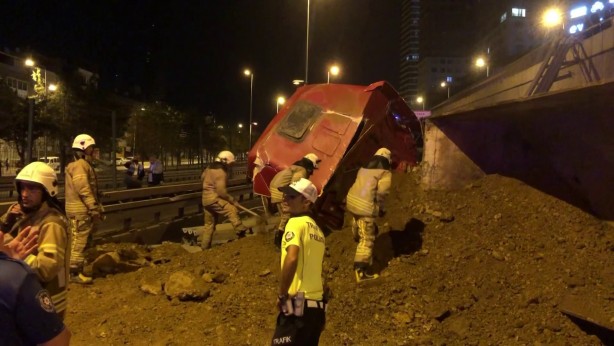 Foto - Kadıköy'de hafriyat kamyonu devrildi! Çevre yolu trafiğe kapandı