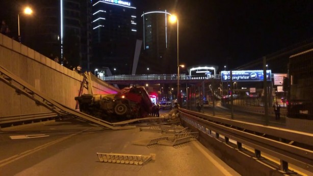 Foto - Kadıköy'de hafriyat kamyonu devrildi! Çevre yolu trafiğe kapandı