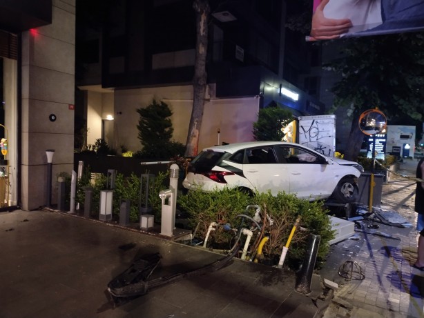 Foto - Kadıköy'de kontrolden çıkan araç binanın doğal gaz kutusuna çarptı: 2 yaralı