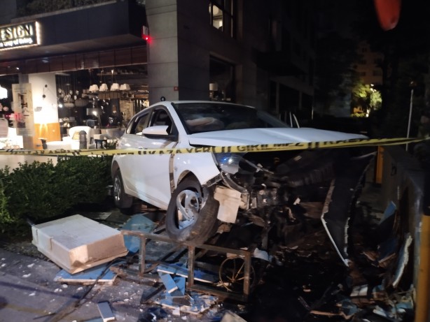 Foto - Kadıköy'de kontrolden çıkan araç binanın doğal gaz kutusuna çarptı: 2 yaralı