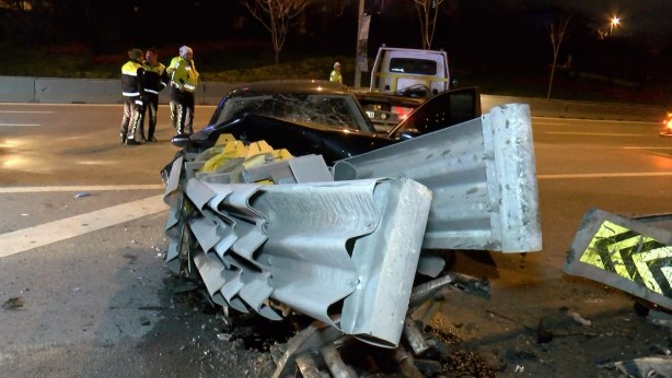 Foto - Kadıköy'de otomobil bariyerlere çarptı; yaralıları itfaiye kurtardı