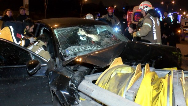 Foto - Kadıköy'de otomobil bariyerlere çarptı; yaralıları itfaiye kurtardı