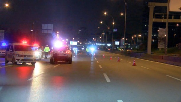 Foto - Kadıköy'de otomobil bariyerlere çarptı; yaralıları itfaiye kurtardı