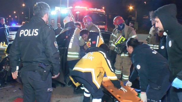 Foto - Kadıköy'de otomobil bariyerlere çarptı; yaralıları itfaiye kurtardı