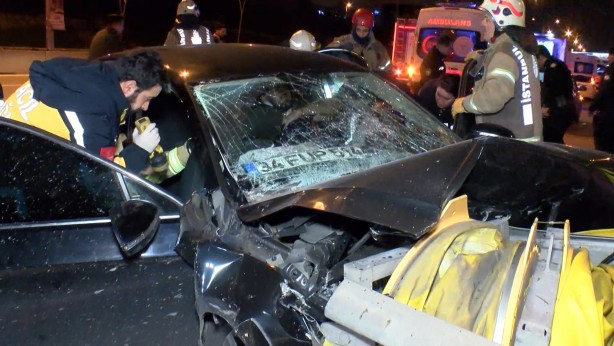 Kadıköy'de otomobil bariyerlere çarptı; yaralıları itfaiye kurtardı