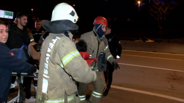 Foto - Kadıköy'de otomobil bariyerlere çarptı; yaralıları itfaiye kurtardı