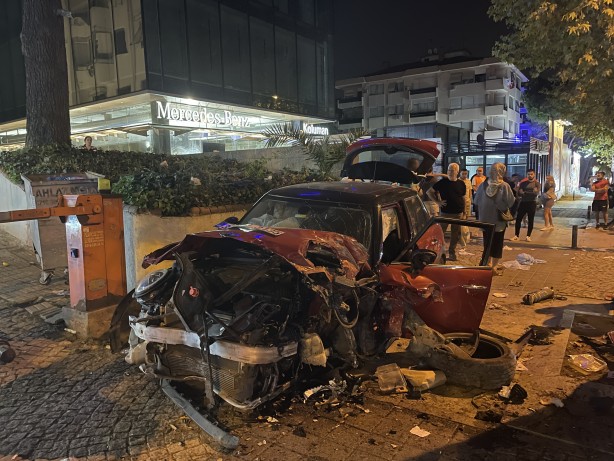 Kadıköy'de otomobil duvara çarptı