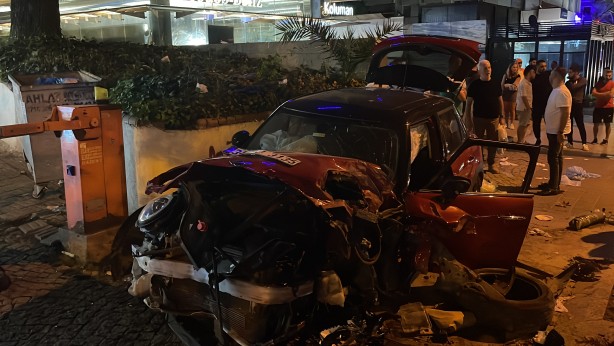 Foto - Kadıköy'de otomobil duvara çarptı