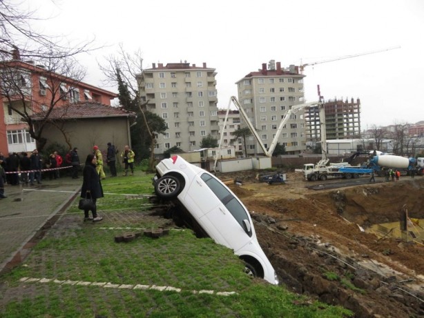 Foto - Kadıköy'de toprak kayması: 4 katlı bina boşaltıldı 