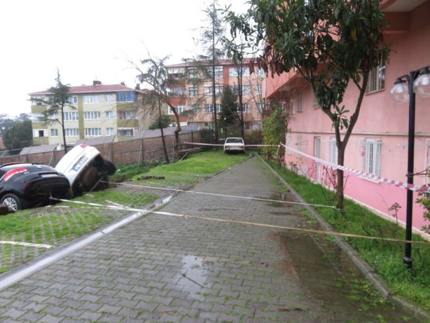 Foto - Kadıköy'de toprak kayması: 4 katlı bina boşaltıldı 