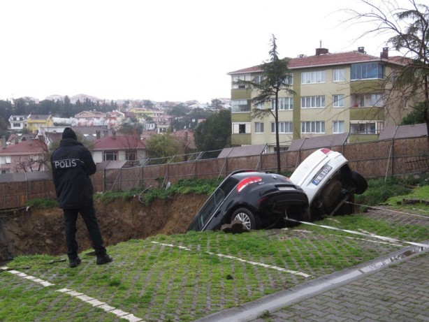 Foto - Kadıköy'de toprak kayması: 4 katlı bina boşaltıldı 