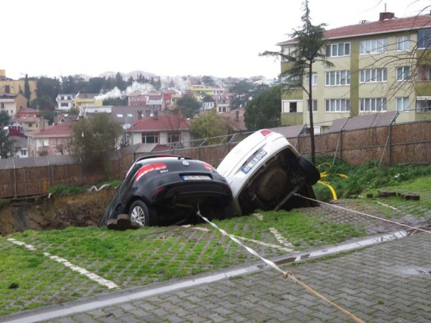 Foto - Kadıköy'de toprak kayması: 4 katlı bina boşaltıldı 