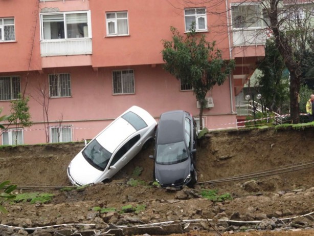 Kadıköy'de toprak kayması: 4 katlı bina boşaltıldı 
