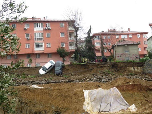 Foto - Kadıköy'de toprak kayması: 4 katlı bina boşaltıldı 