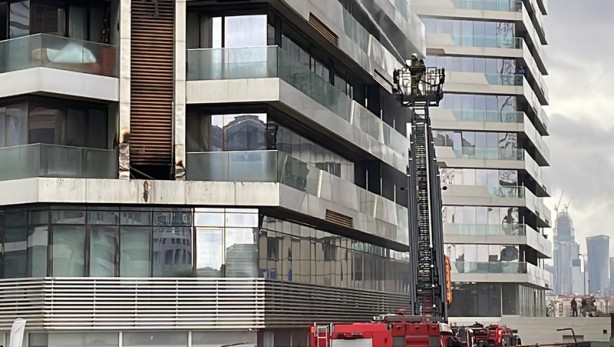 Foto - Kadıköy'deki 24 katlı binanın 3. katında tekrar yangın çıktı