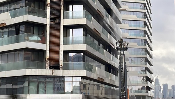 Kadıköy'deki 24 katlı binanın 3. katında tekrar yangın çıktı