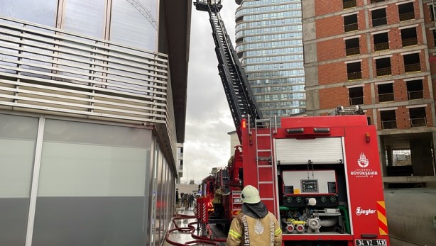 Foto - Kadıköy'deki 24 katlı binanın 3. katında tekrar yangın çıktı