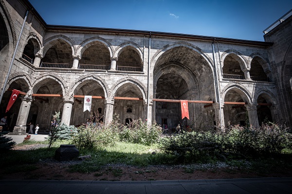 Foto - Kadim kentin göz bebeği: Çifte Minareli 