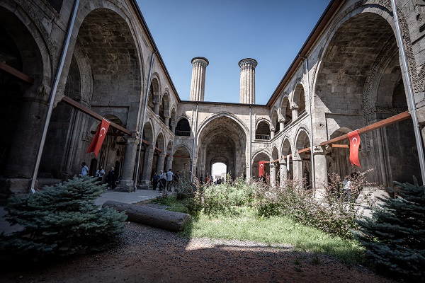 Foto - Kadim kentin göz bebeği: Çifte Minareli 