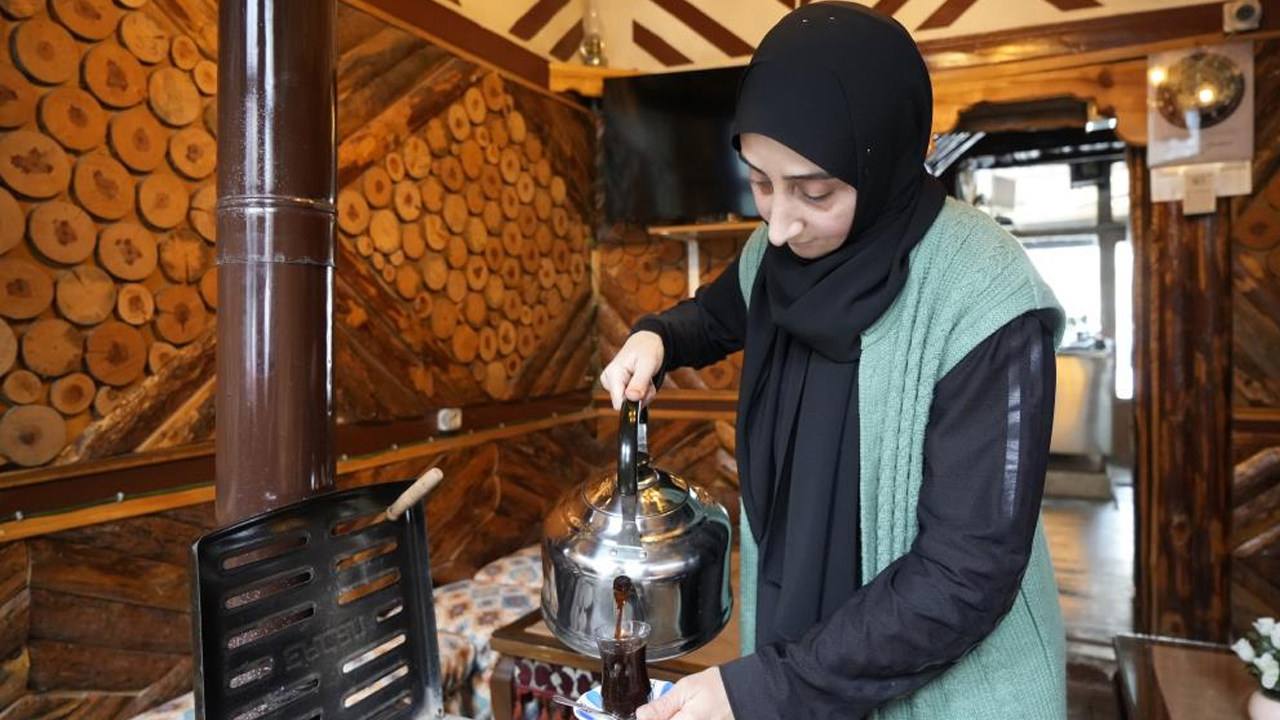 Foto - Kadın çay ocağı işletmecisi erkekleri kibarlaştırdı! ‘Artık rica ediyorlar'