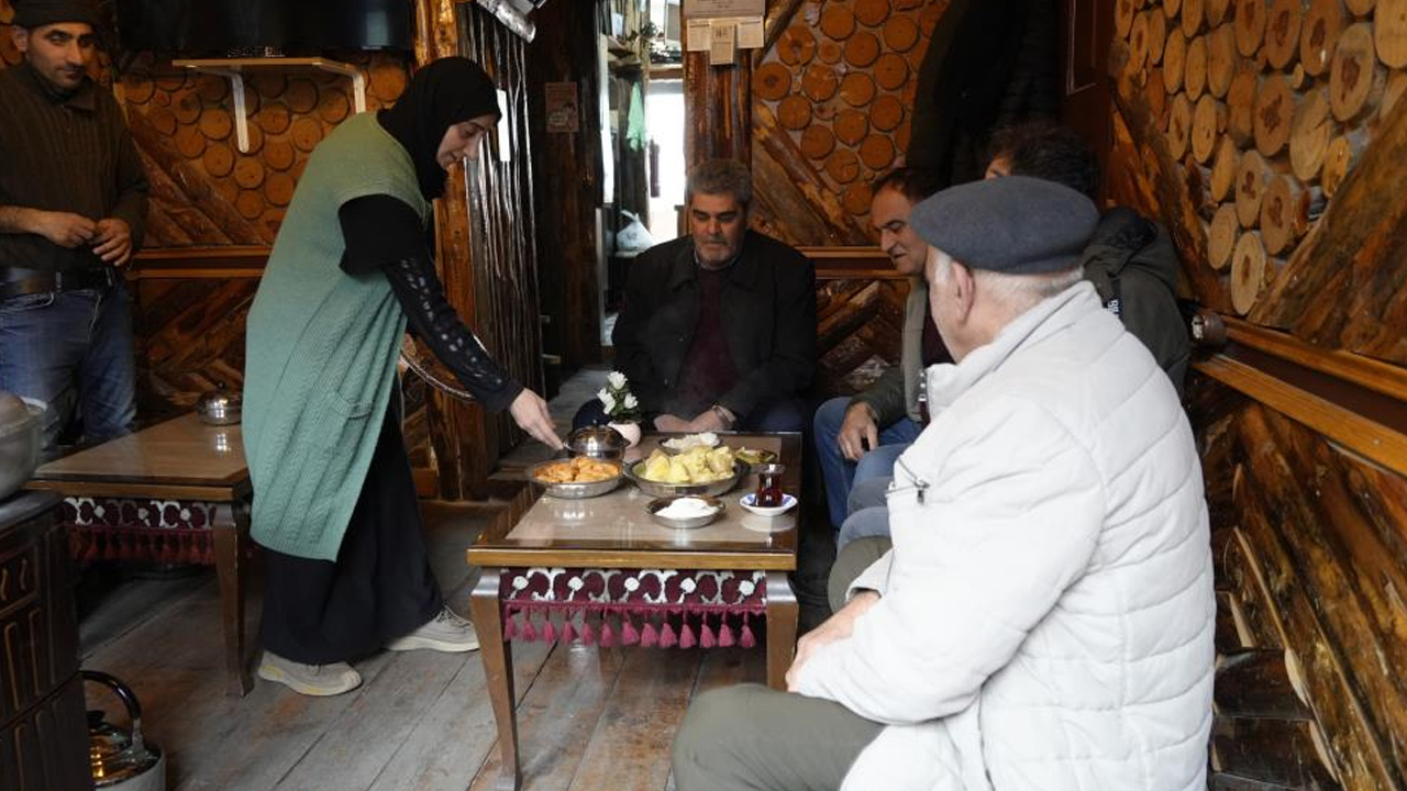 Foto - Kadın çay ocağı işletmecisi erkekleri kibarlaştırdı! ‘Artık rica ediyorlar'