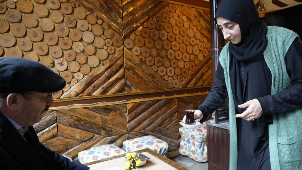 Foto - Kadın çay ocağı işletmecisi erkekleri kibarlaştırdı! ‘Artık rica ediyorlar'